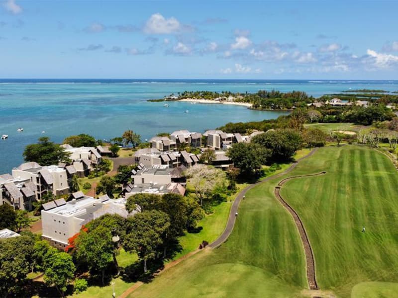 Vue aérienne du parcours de golf bordant la villa pearl
