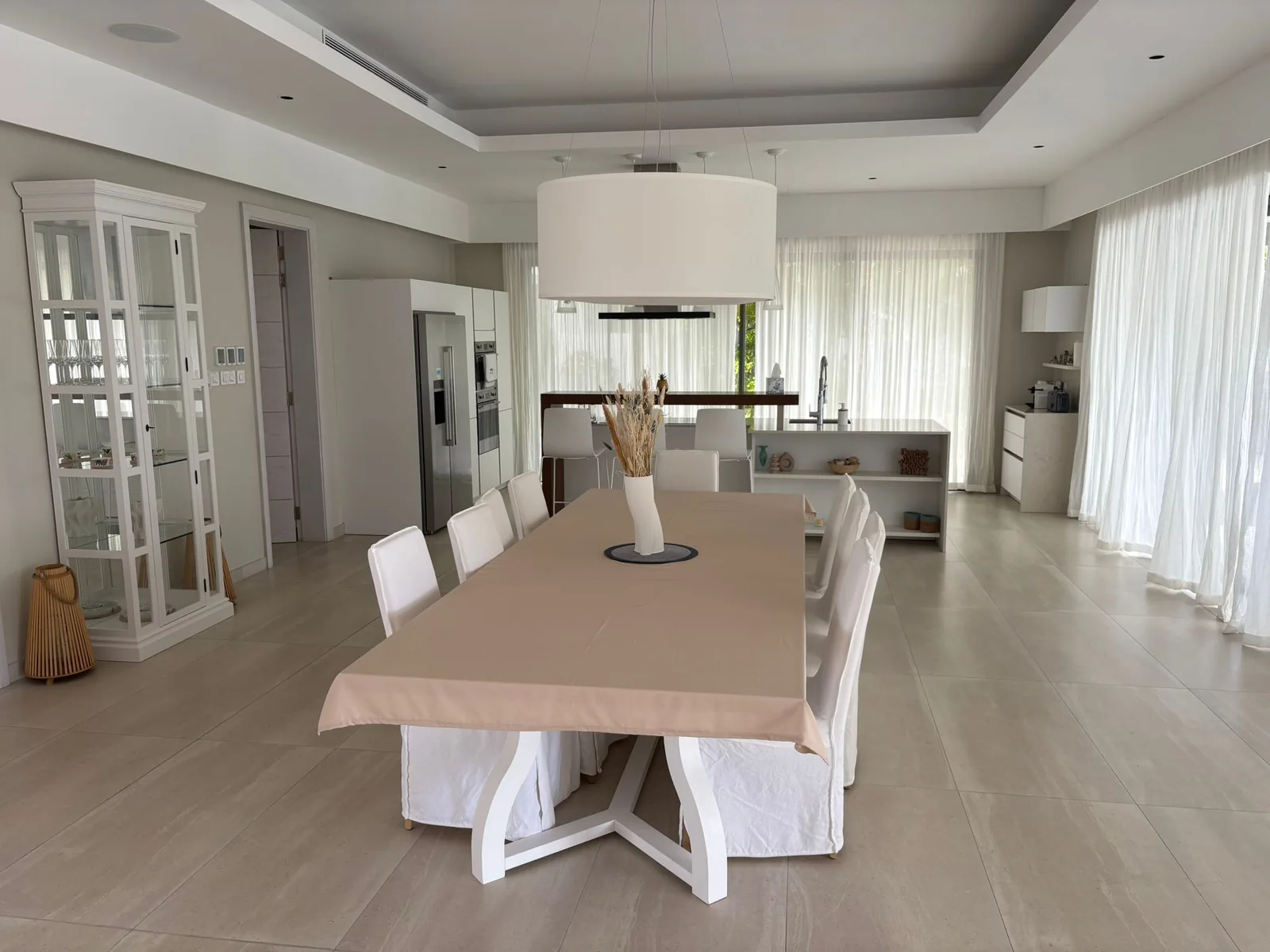 Villa Elysium — Dining room and open-plan kitchen