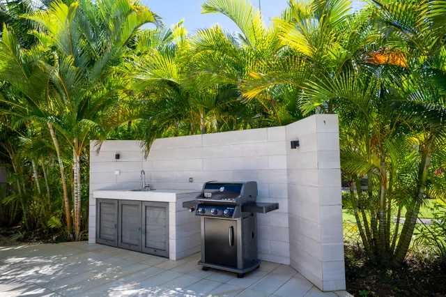 Villa Elysium — Outdoor barbecue area in the garden