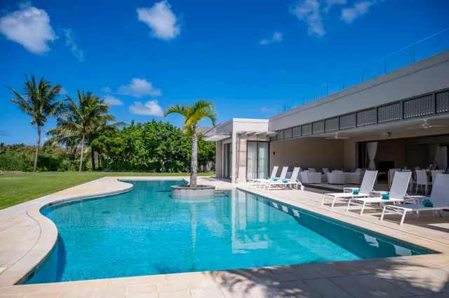 Villa Elysium — Swimming pool and terrace with sun loungers
