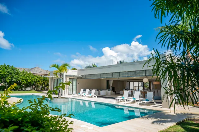 Villa Elysium — Swimming pool and villa exterior