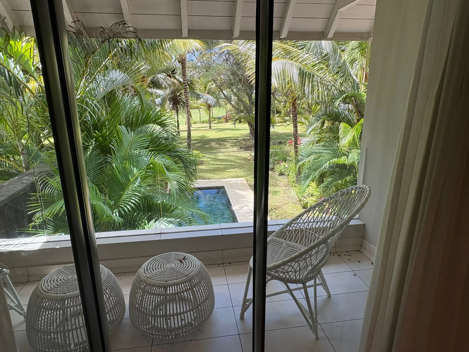 Villa Tiare — Balcony overlooking the garden