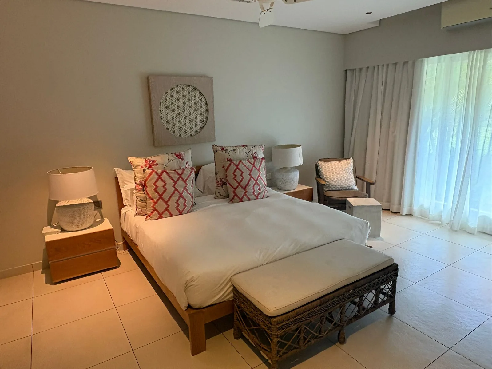 Villa Tiare — Double bedroom with red cushions