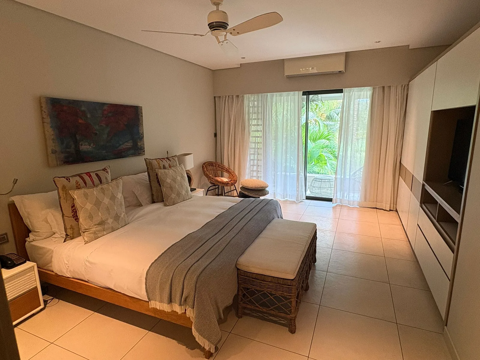 Villa Tiare — Double bedroom with balcony access