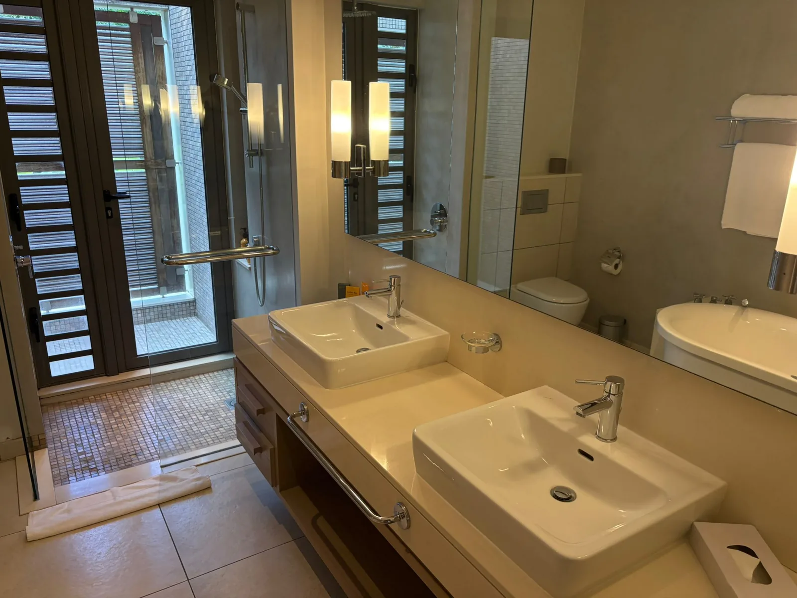 Villa Tiare — Bathroom with twin basins and shower
