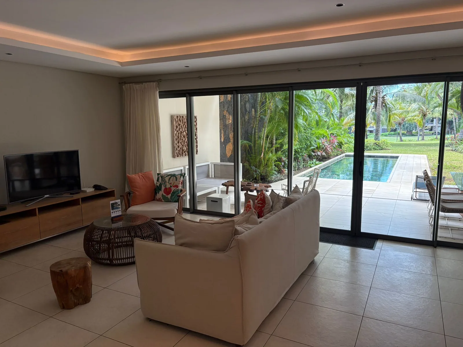 Villa Tiare — Living room overlooking the pool