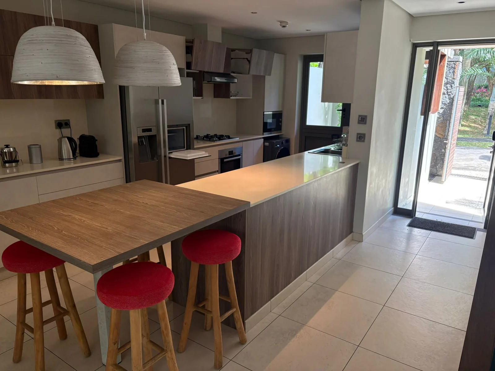 Villa Tiare — Equipped kitchen and dining area