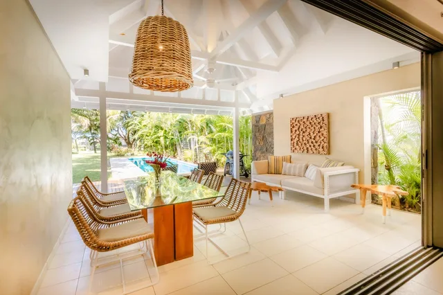 Villa Tiaré, Dining room opening onto the terrace