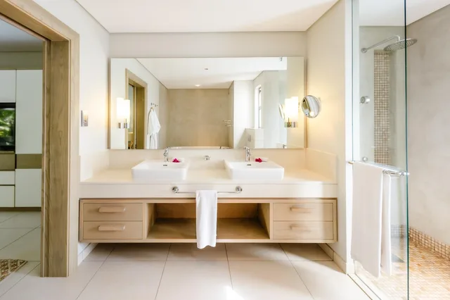 Villa Tiaré, Bathroom with double basin and shower