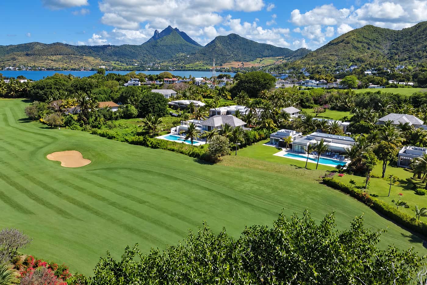 Vue aérienne des villas, du golf et du lagon à Anahita